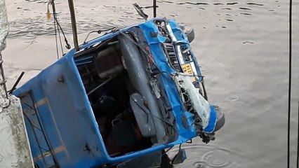 பேருந்து கவிழ்ந்த விபத்தில் மெதுவாக வந்த போலீஸ் மீது பொதுமக்கள் கல் வீச்சு!- வீடியோ