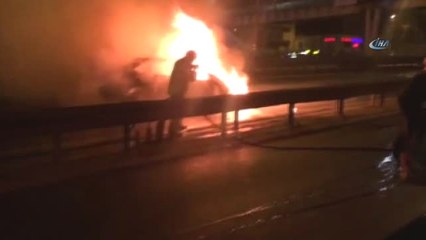 Avcılar'da Alev Alev Yanan Otomobil Kamerada