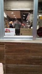 Quand tu débarques au pire moment au McDrive : en pleine engueulade des employés