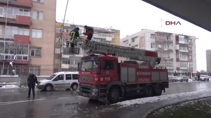 Kayseri Buz Sarkıtları İtfaiye Tarafından Kırıldı
