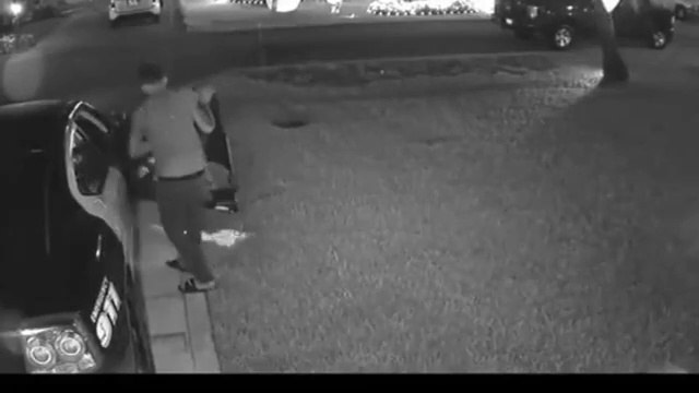 Ce gars se pointe pour voler une voiture de police garée devant chez lui