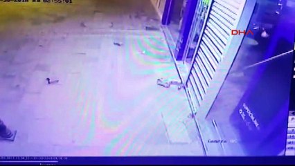 Saniyeler içinde telefon bayisini soydular