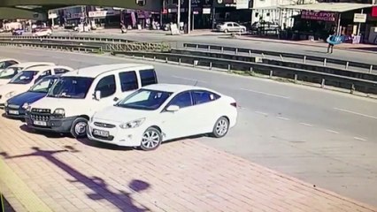 Feci Kaza Kamerada! Otomobil Yaşlı Adamı Metrelerce Yukarıya Fırlattı