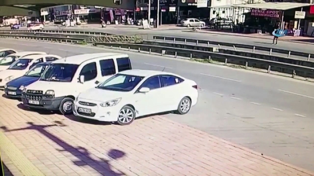 Feci Kaza Kamerada! Otomobil Yaşlı Adamı Metrelerce Yukarıya Fırlattı