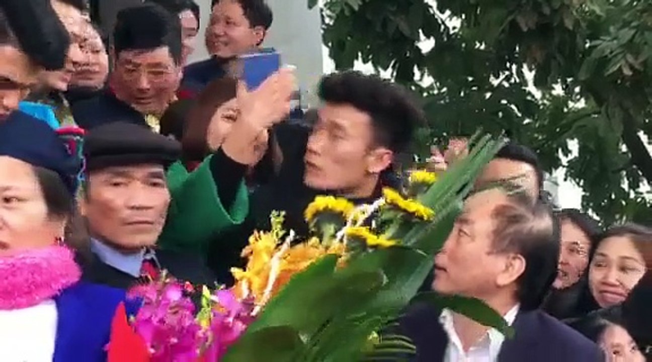 Thủ môn Bùi Tiến Dũng trước khi lên xe về nhà.