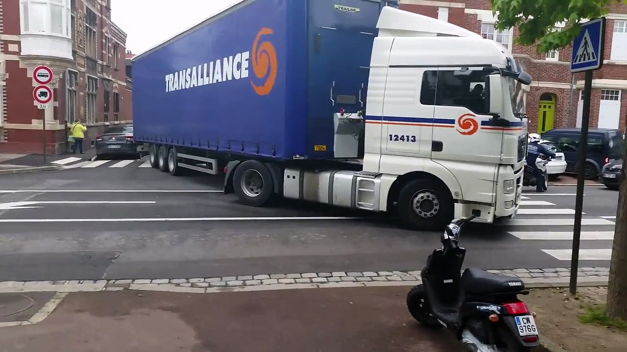 Accrochage entre un poids lourd et une voiture garée (Amiens)