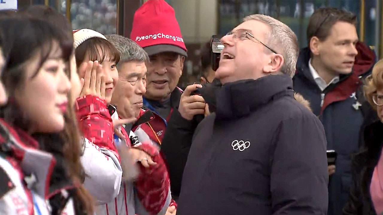바흐 IOC 위원장 방한 "단일팀 생일파티는 올림픽 정신" / YTN