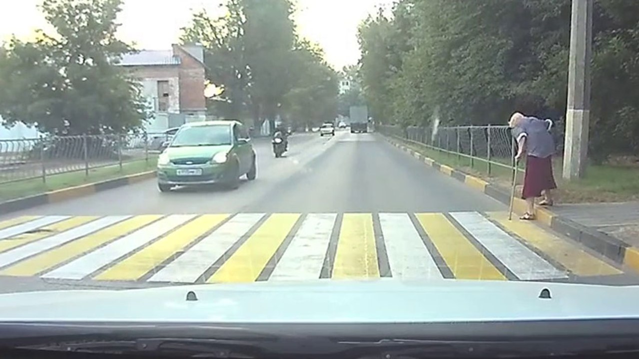 Un motard percute à pleine vitesse l'arrière d'une voiture