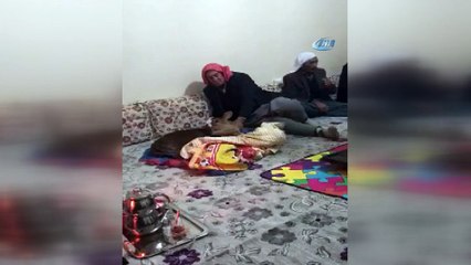 Yeni doğan buzağı donmasın diye evde beslediler