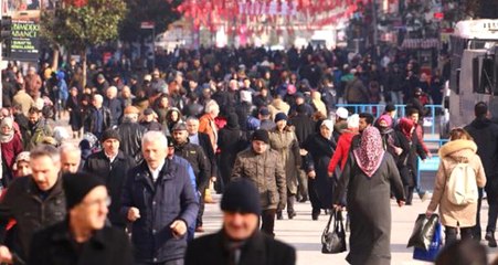 Ümraniye'de Yol Trafiğe Kapatılınca Vatandaş Caddeye Akın Etti