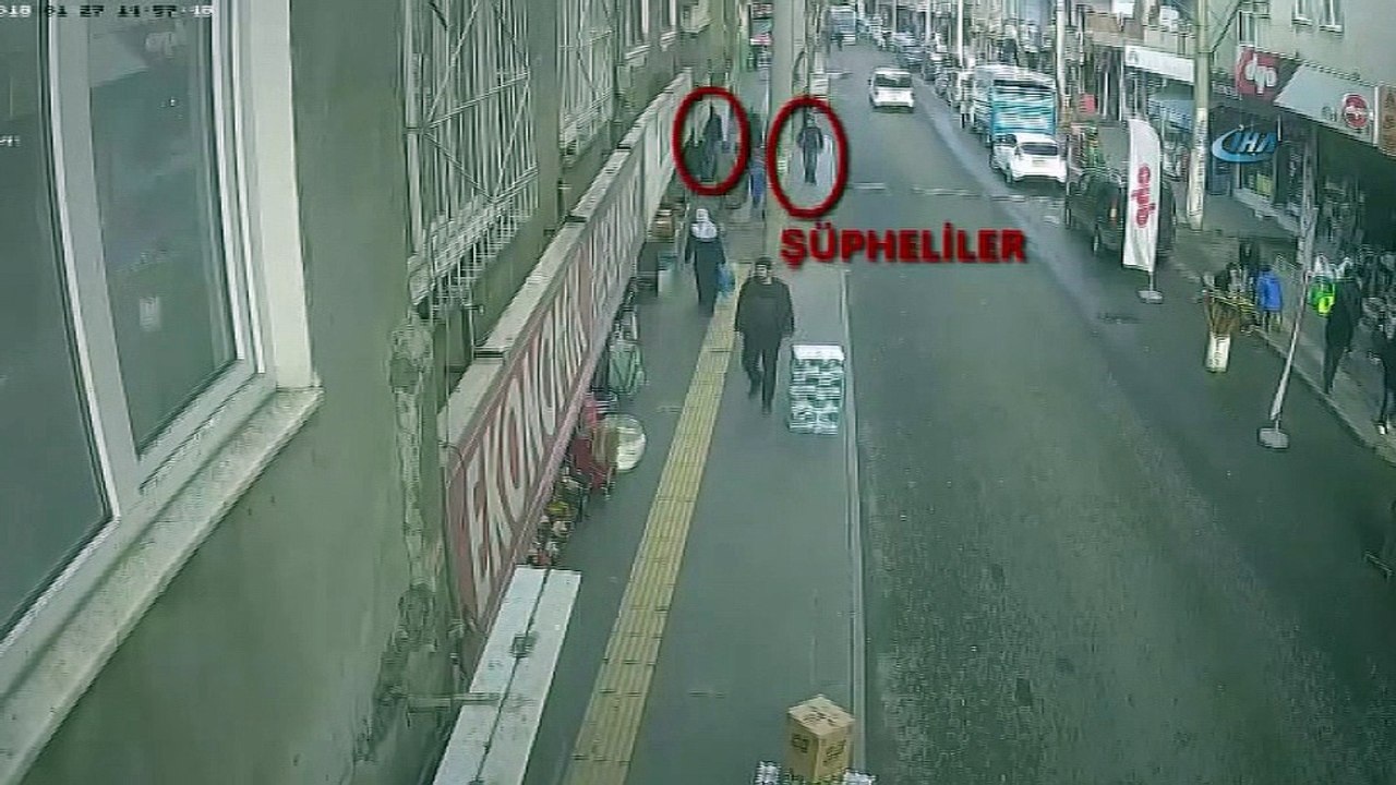 Yolda telefon ile konuşan kadının telefonunu böyle çaldılar