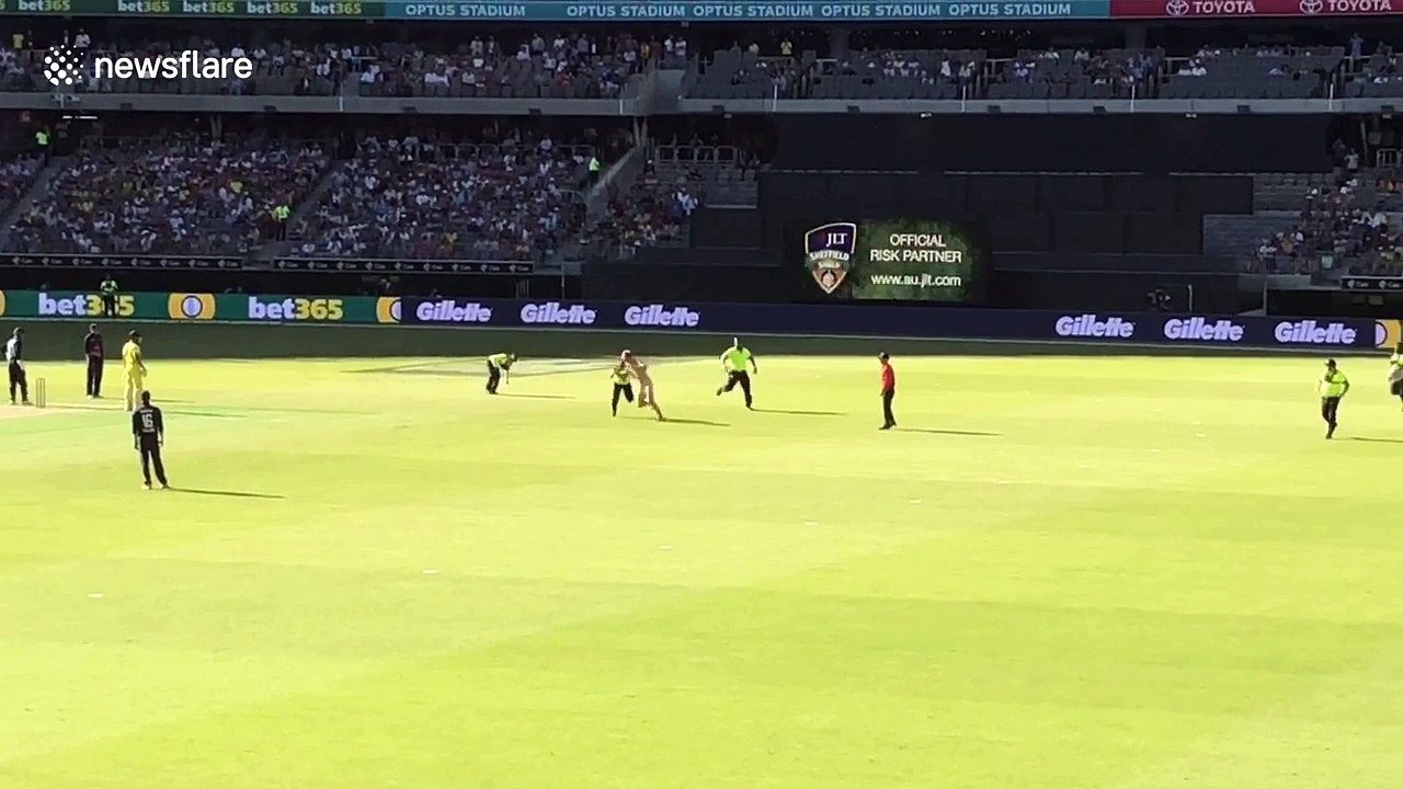Streaker invades pitch during England vs Australia in Perth