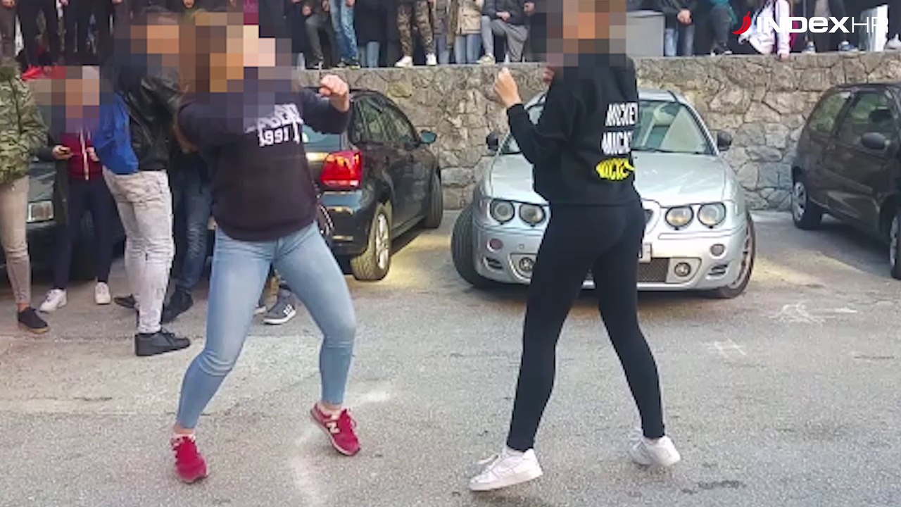 ŠOKANTNE SNIMKE IZ SPLITA Srednjoškolke se mlate, a rulja navija