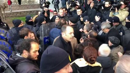 Türk Tabipler Birliği önünde arbede