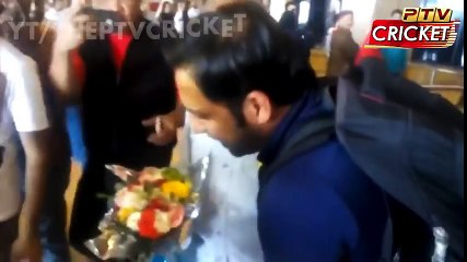 Sarfraz Ahmad Strange Reaction To Old Fan At Karachi Airport