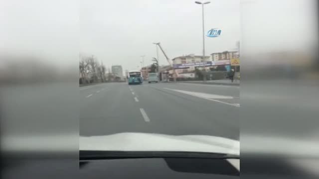 Trafiği Tehlikeye Düşüren Patenci Gençler Polisten Kaçamadı...o Anlar Kamerada