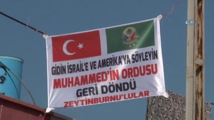 Sınırda Amerika ve İsrail'e Meydan Okuyan Pankart