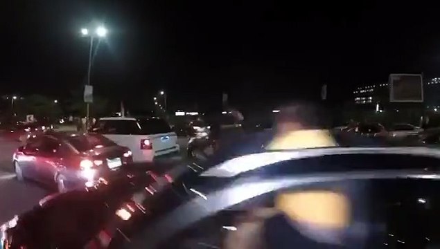 الفنان تامر حسني يحتفل وسط الجماهير بتأهل منتخب بلاده إلى كأس العالم