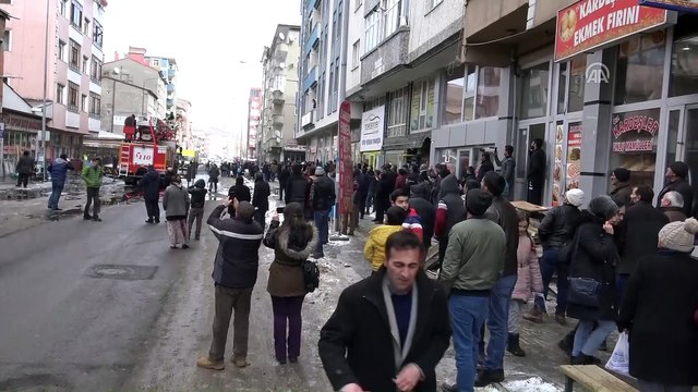 Teras katında çıkan yangın güçlükle söndürüldü - KARS