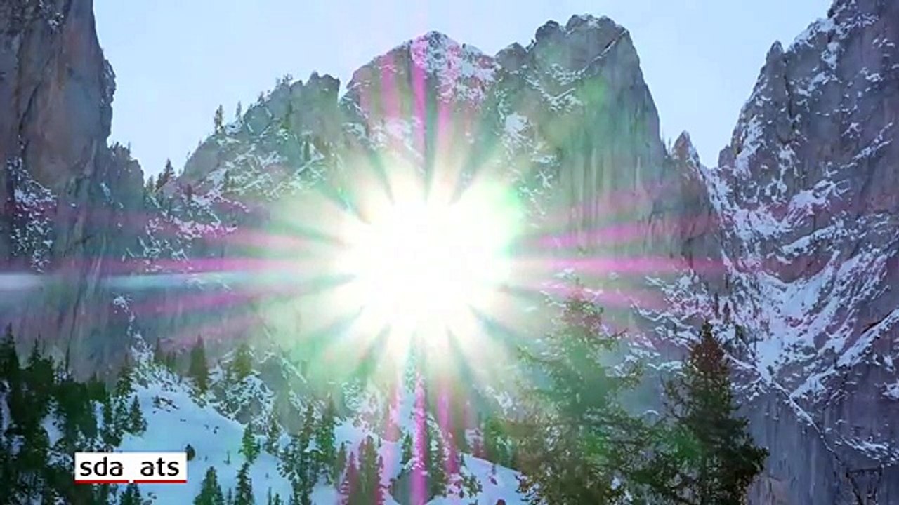 Moment magique : le soleil transperce une montagne (Suisse)