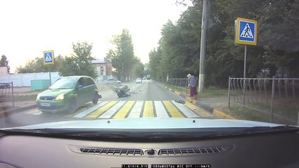 Un motard se prend une voiture à pleine vitesse... Douloureux
