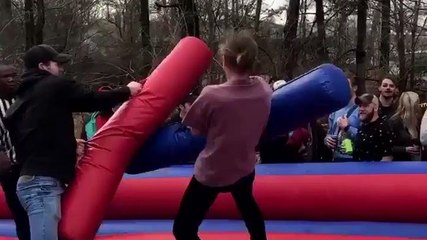 Attaque surprise pendant un combat de gladiateurs
