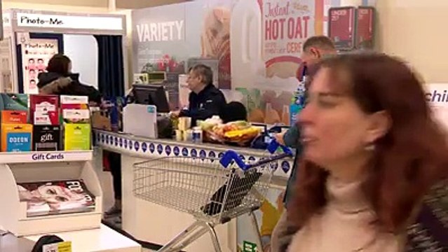 Nikome Nije Bilo Jasno Zbog Čega Se Red Na Kasi Sporo Kreće, A Potom Su Pročitali Natpis I Ostali Bez Teksta