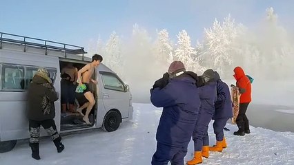 Download Video: Il s'allonge dans une rivière alors qu'il fait -60° dehors