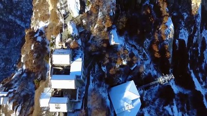 Chine : des déneigeurs de l’extrême s'attaquent à une passerelle à flanc de montagne