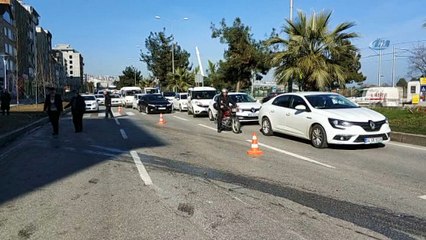 Takla atan otomobilde yaralanan gençler aracı bırakıp böyle kaçtılar