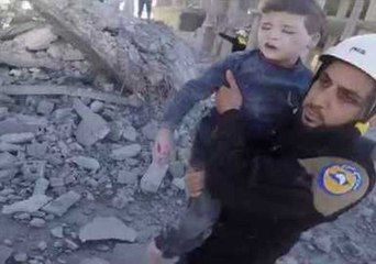 Tải video: Children Pulled From Rubble After Airstrikes in Idlib Governorate