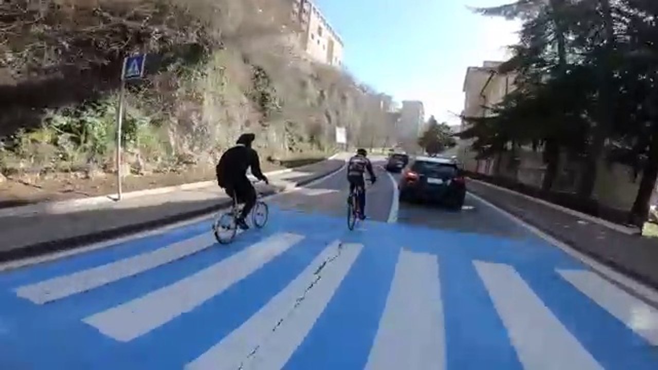 Quand un prêtre sur un petit vélo vient faire la course avec des cyclistes