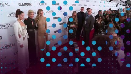 Скачать видео: Gigi et Bella Hadid posent nues dans Vogue