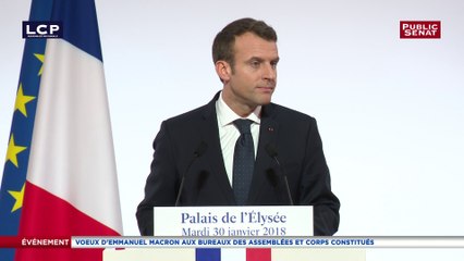 Emmanuel Macron salue les forces vives de la nation