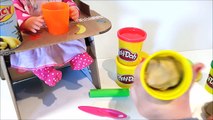 La bebé come pizza y patatas fritas de Play-Doh en la Trona de NENUCO Eco Play