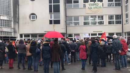 Le défilé des manifestants du personnel des Ehpad à Châteaubriant
