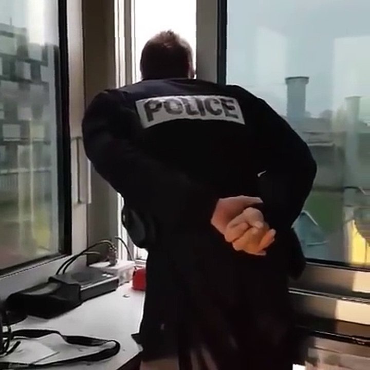 Un policier provoque des détenus dans une prison