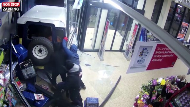 Angleterre : Des voleurs brisent la vitrine d'un supermarché avec un 4x4 (vidéo)