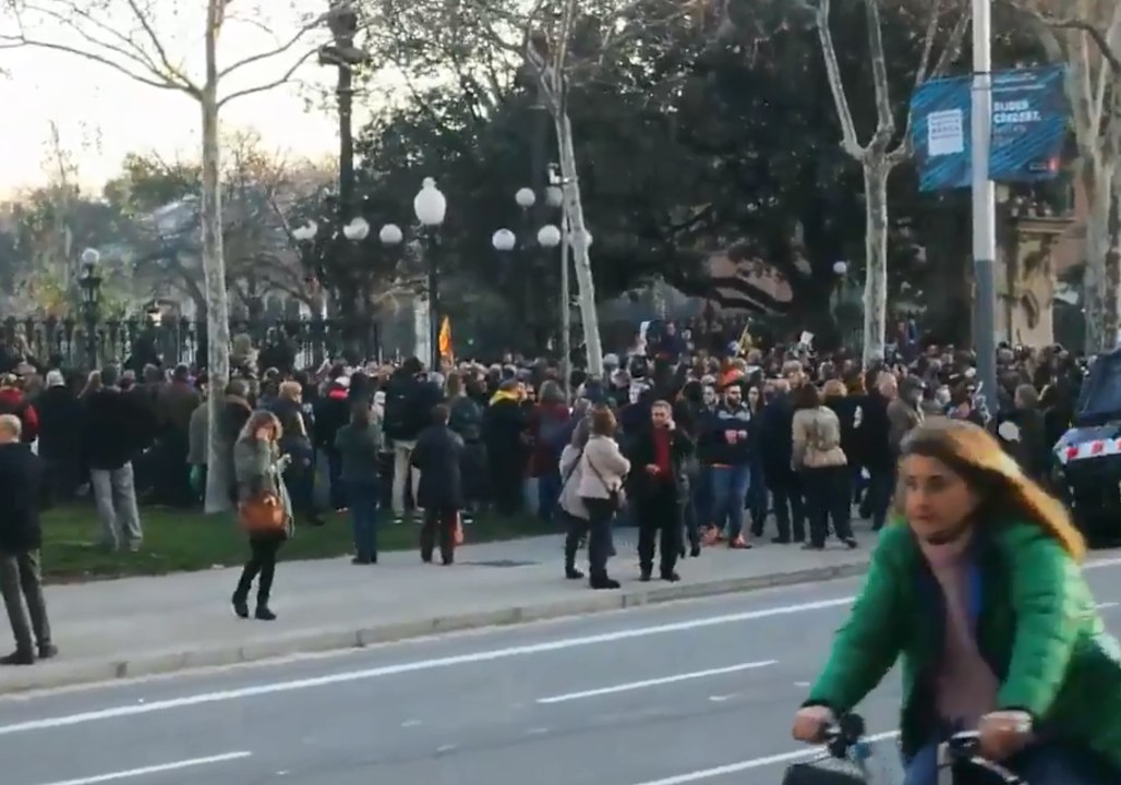 Protesters Gather in Barcelona as Parliament Delays Vote for President