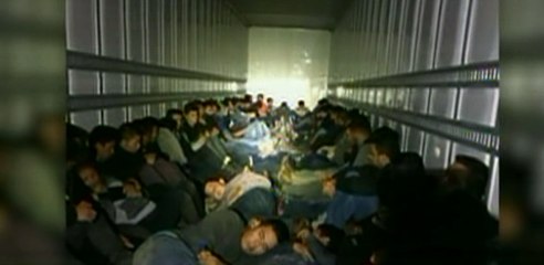 Rescatan a 76 indocumentados de un camión en Texas, EE.UU.