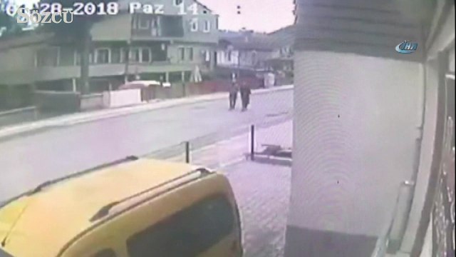 Ehliyetsiz sürücü kaldırımda yürüyen anne ve oğluna çarptı