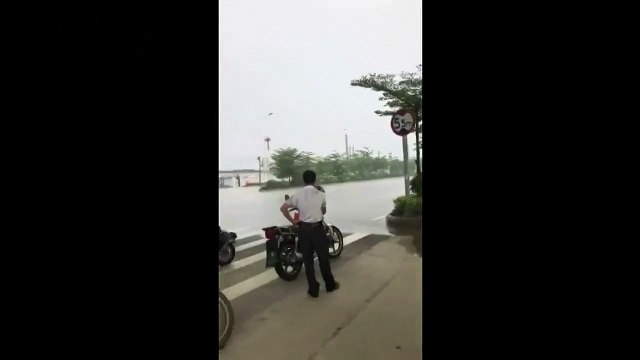 Quand il pleut des trombes à 1m de toi et que pas une goutte ne tombe juste à coté... (Chine)