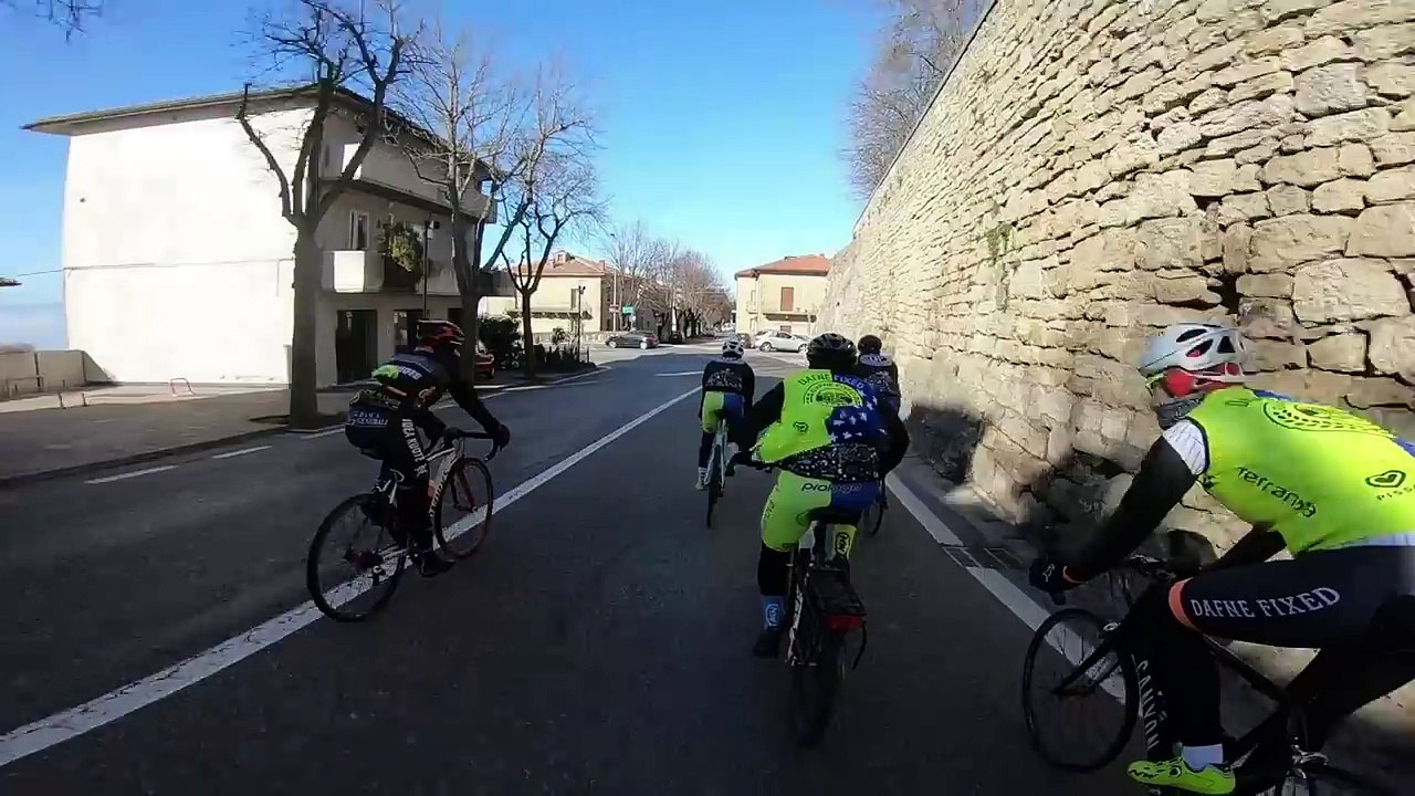 Un prêtre à vélo fait la course avec des cyclistes