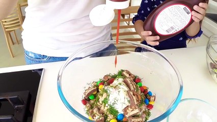 МОРОЖЕНОЕ ЧЕЛЛЕНДЖ с Сникерсом и Укропом M&Ms и Горчицей Видео для детей /// Вики Шоу