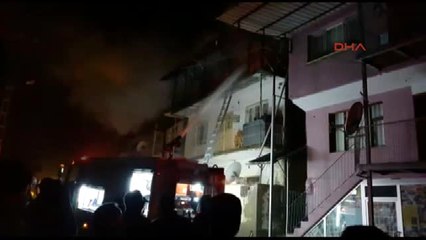 Adana'da Üç Katlı Müstakil Bir Evde Yangın Çıktı
