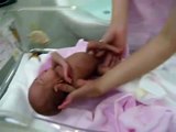 baby bathing (ここちゃん) 低出生体重児の沐浴 (レクチャーを受ける) Vol.7