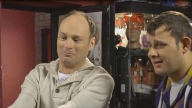 Caisse Drôle! Les moujiks dans un Magasin de vêtements féminins