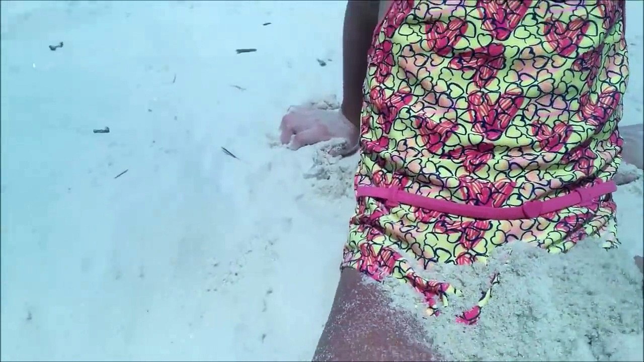 DESAFIO NA PRAIA - FALE QUALQUER COISA OU SERÁ ENTERRADO NA AREIA