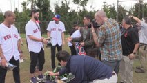 Alex Cora llega a Puerto Rico con donaciones de los Medias Rojas