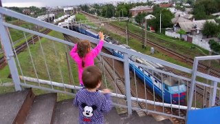 Видео для детей про поезда. Смотрим на ПОЕЗДА на мосту. Красивейший вид